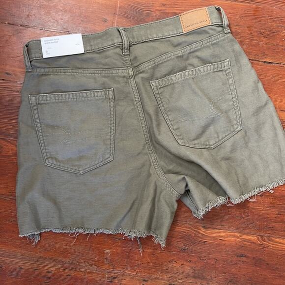 NWT American Eagle Highest Rise Mom chewed hem distressed cutoff shorts sz 6 - Picture 7 of 7